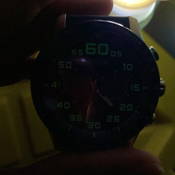Mens Citizen watch glow in the dark. - Picture 5 of 5